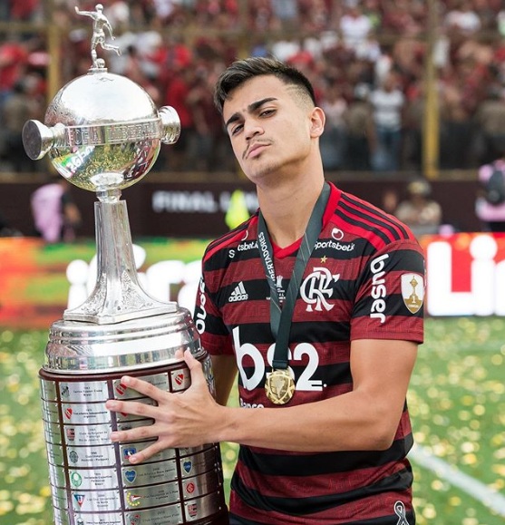 Reinier Position "data-caption =" Reinier with the Copa Libertadores Trophy 2019. "data-source =" Instagram@reinier.jesus