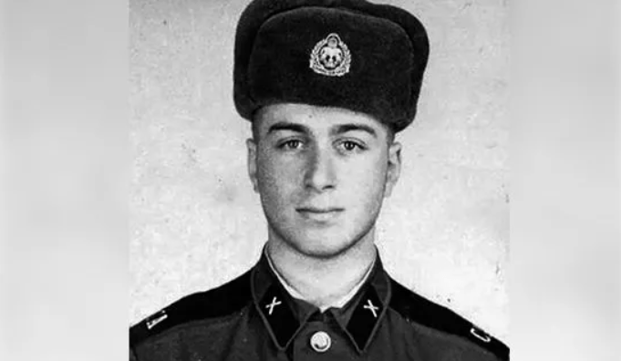 Roman Abramovich entered the business world during his army service