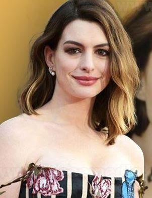 Anne Hathaway strips naked in front of a film set